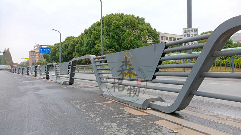 道路交通中央機(jī)非隔離護(hù)欄