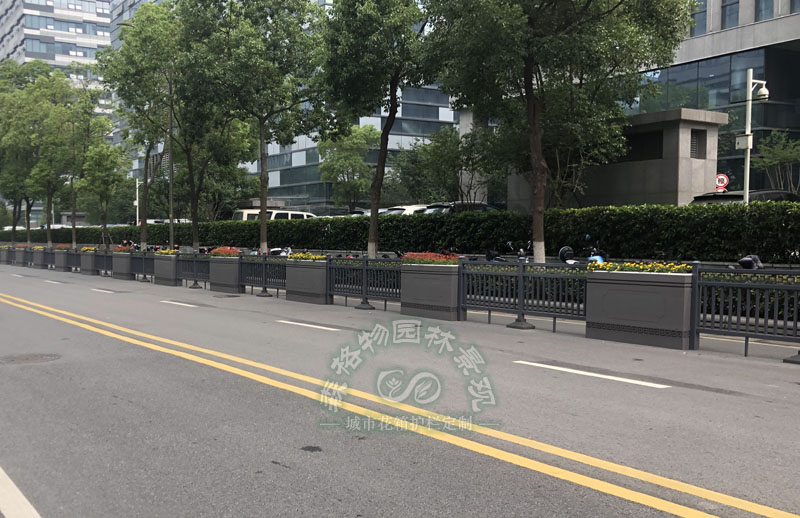 道路機(jī)非隔離pvc花箱護(hù)欄案例