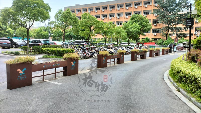 住宅小區(qū)出入口不銹鋼花箱護欄案例