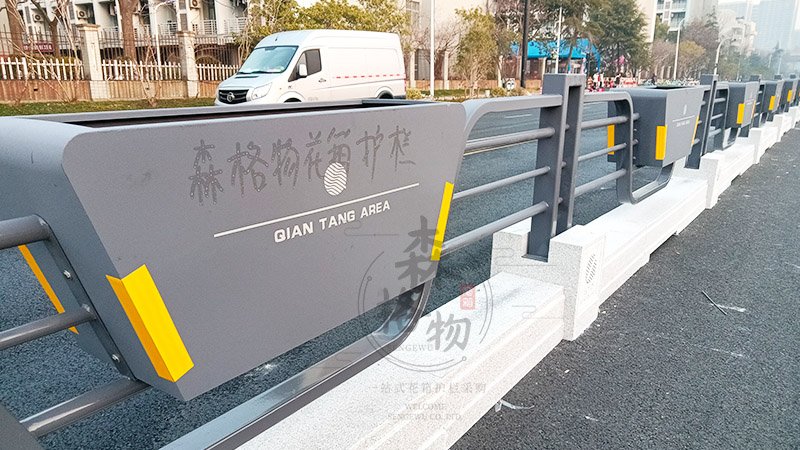 隔離石墩船形花箱護(hù)欄案例